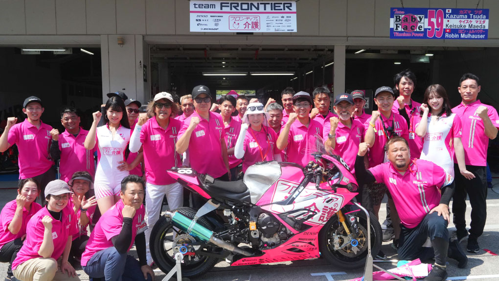 2025年 鈴鹿8耐 TEAM FRONTIER 集合写真