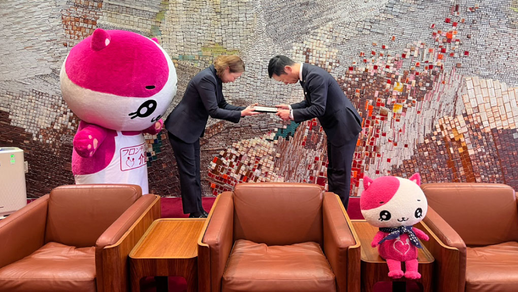 贈呈式の様子（多治見市長、フロンティアの介護代表、フロンティにゃん）