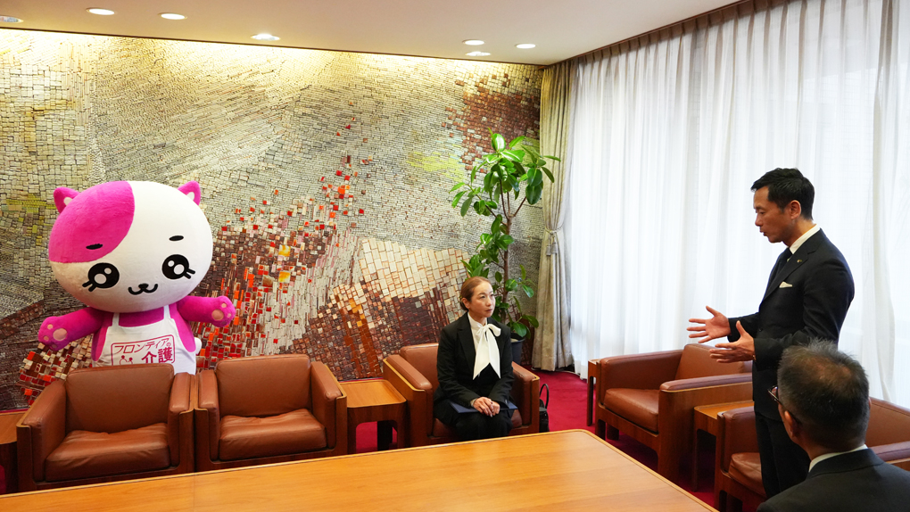 贈呈式の様子（多治見市長、フロンティアの介護代表、フロンティにゃん）