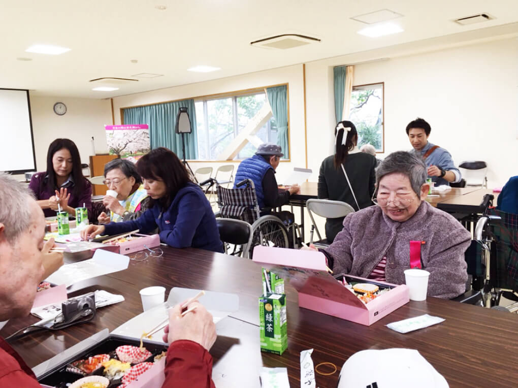 浜名湖遊覧の後は、のんびり昼食タイム！