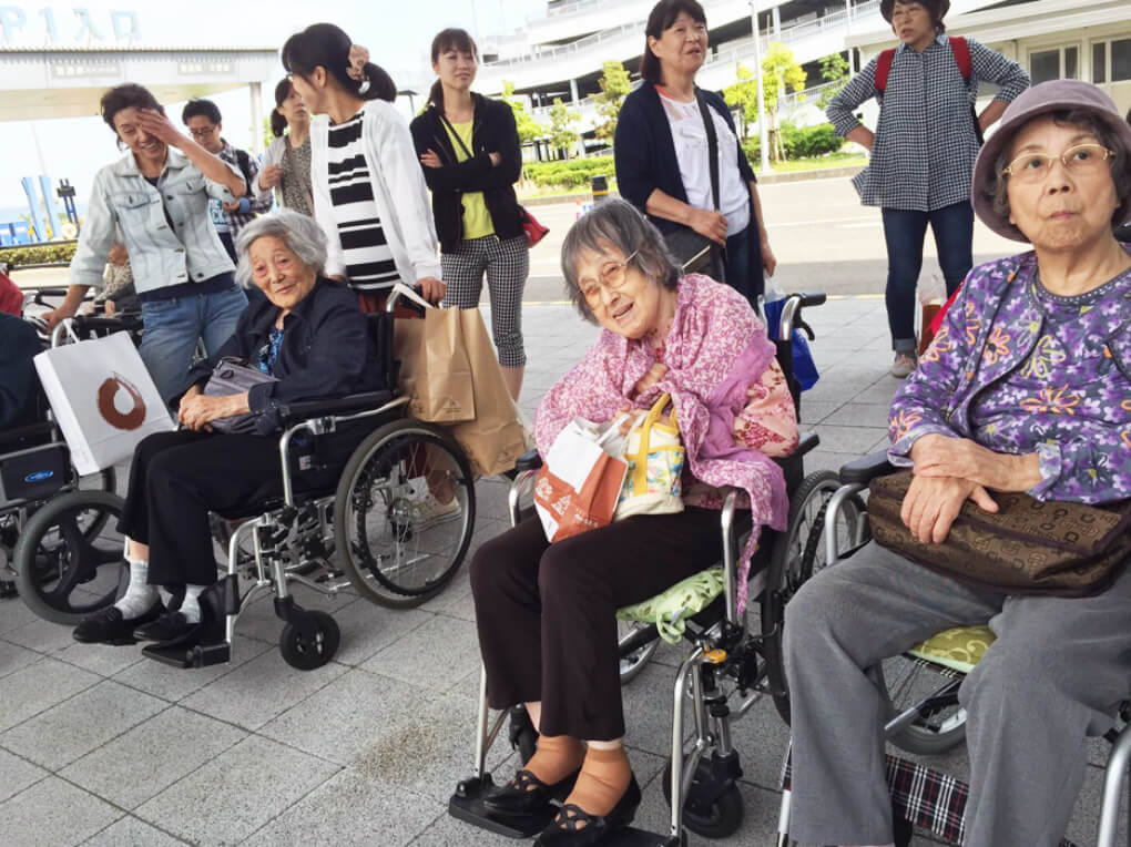 ライトアップされた「藤の花」の前で記念撮影