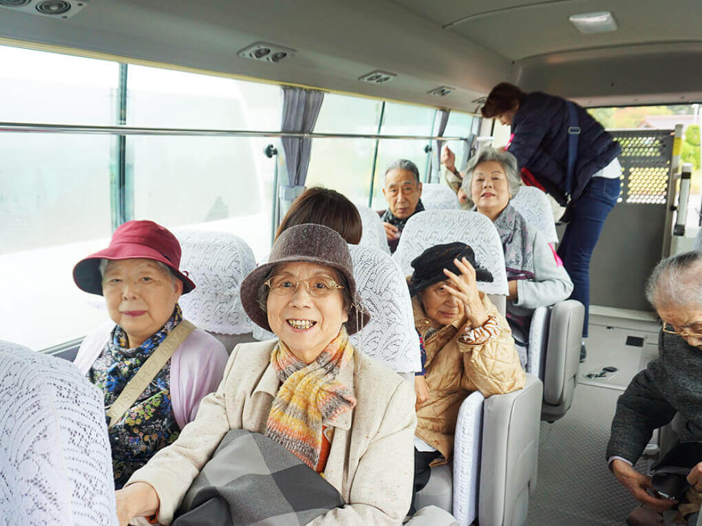 雨模様ですが、楽しい旅行の始まり！皆様笑顔満開です！