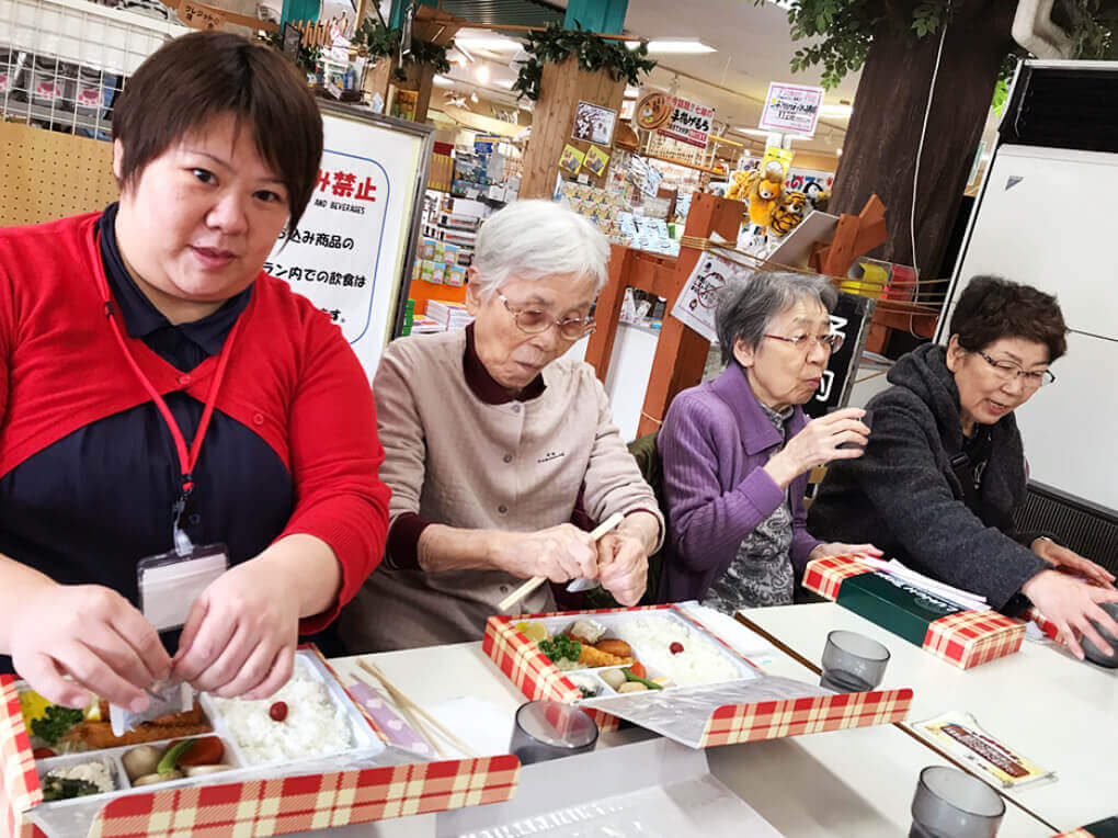 散策の後は、皆様揃って昼食タイムです。