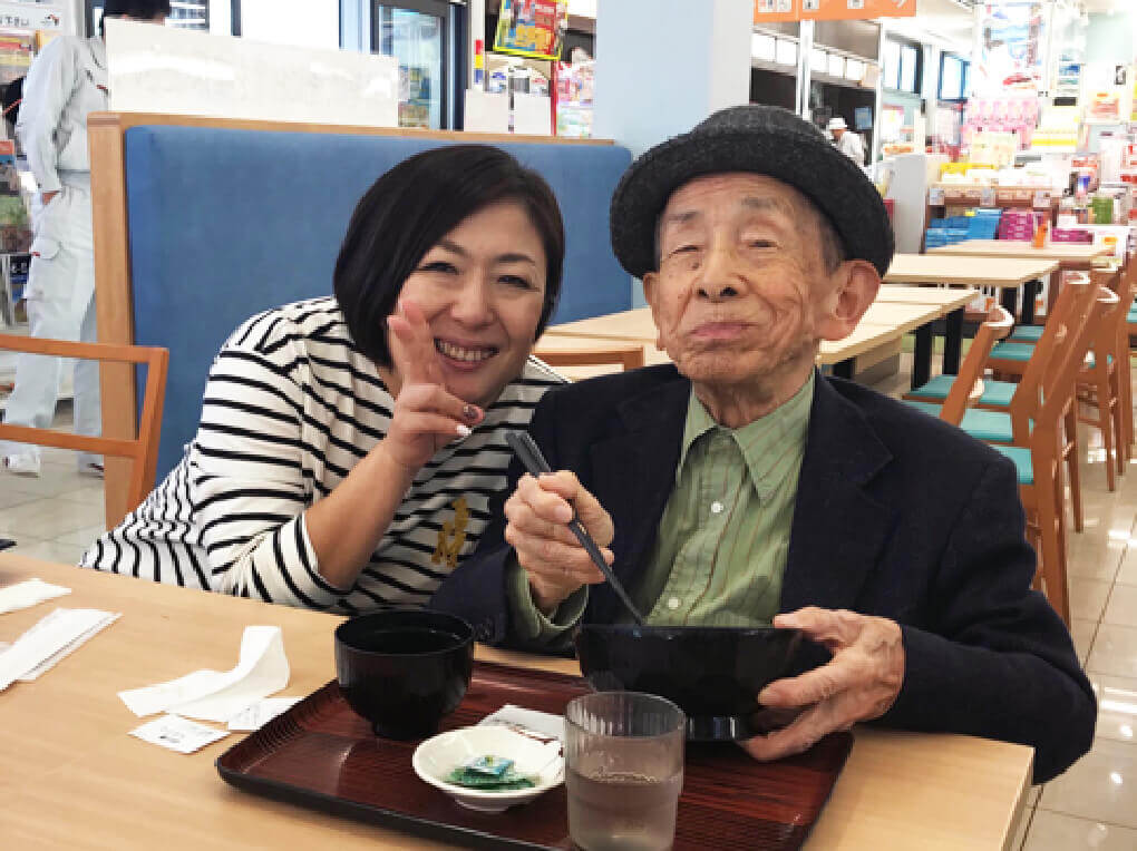 晴天の中、静岡県へGO！SAで昼食休憩です。