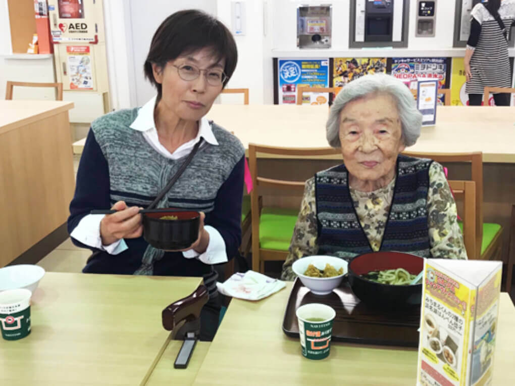 晴天の中、静岡県へGO！SAで昼食休憩です。