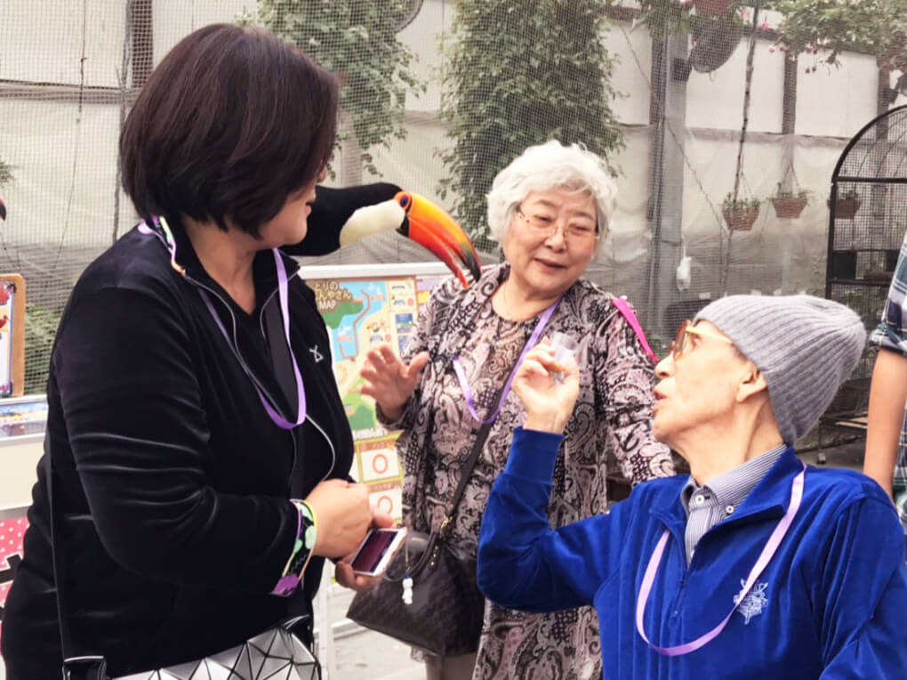 掛川花鳥園にて動物とふれあい体験