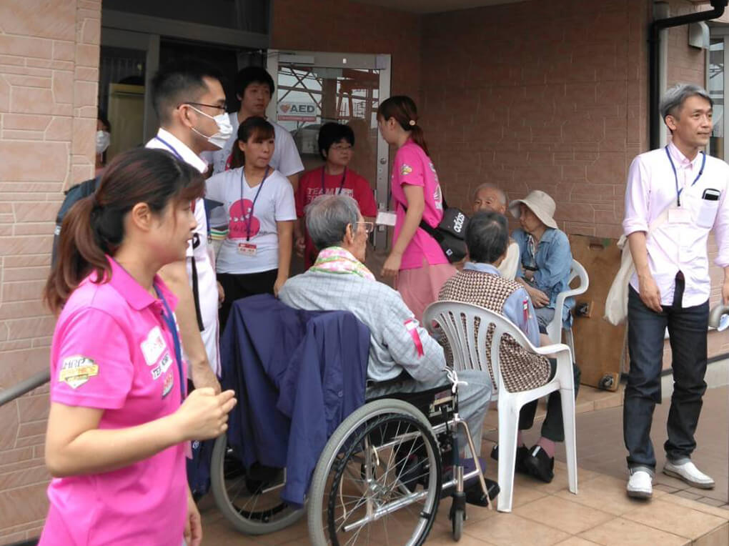 1_成田外出レク出発3