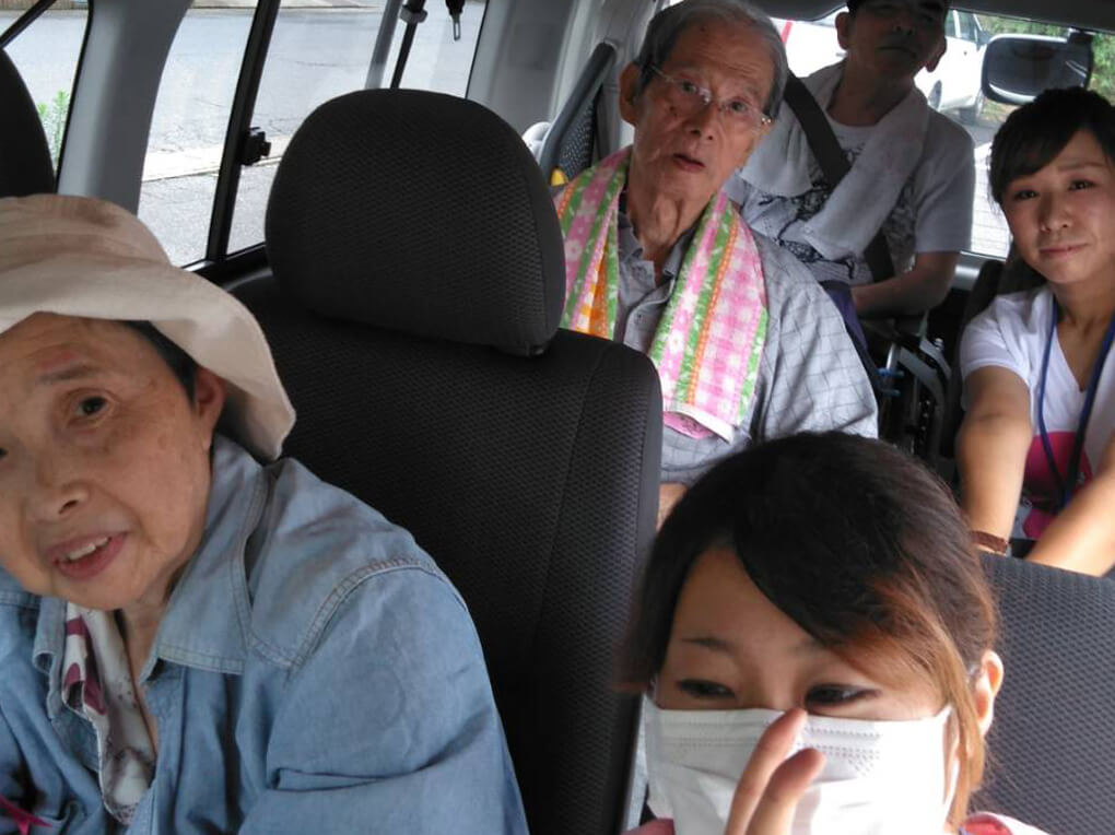 1_成田外出レク出発7