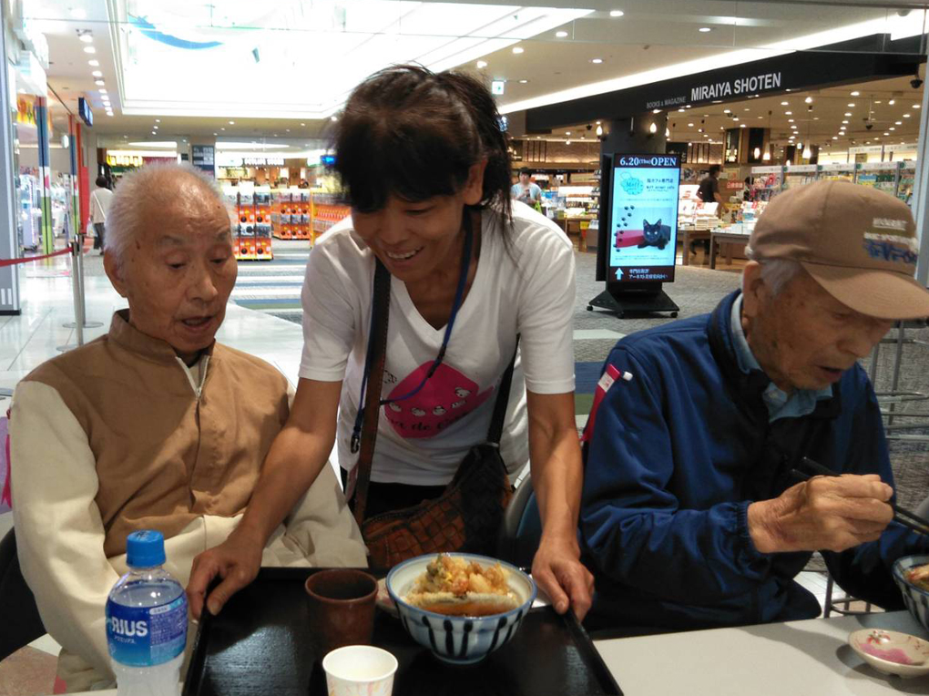 3_イオン昼食散策2