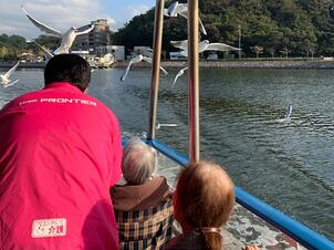 遊覧船_カモメ餌やり_01