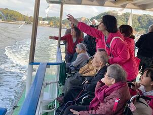 遊覧船_カモメ餌やり_03