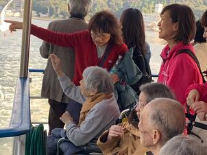 遊覧船_カモメ餌やり_07