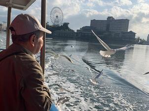 遊覧船_カモメ餌やり_13