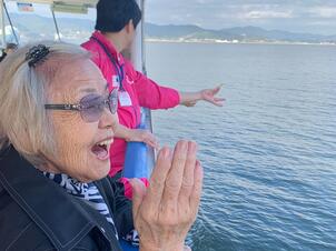 遊覧船_カモメ餌やり_15