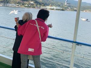 遊覧船_カモメ餌やり_18