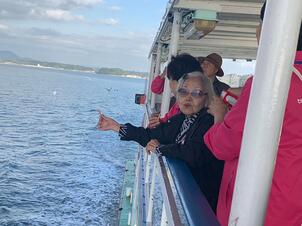 遊覧船_カモメ餌やり_20