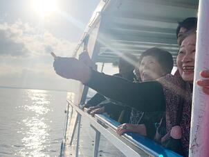 遊覧船_カモメ餌やり_27