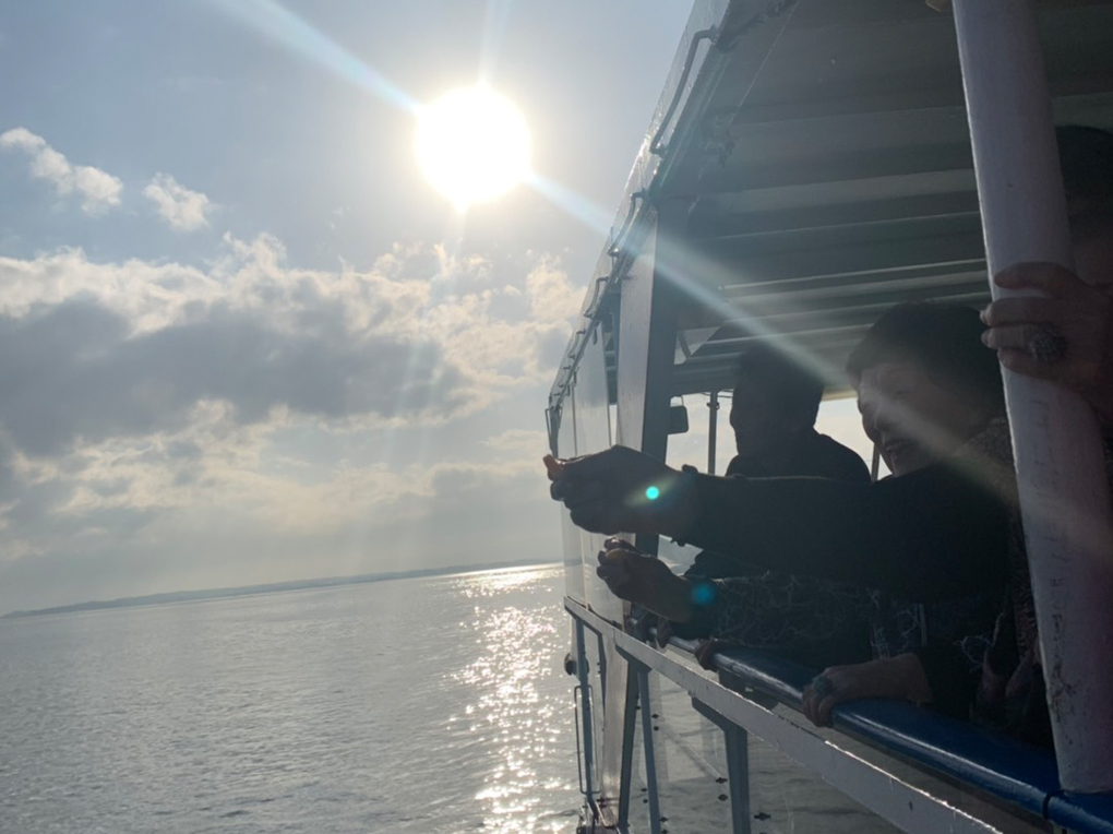 遊覧船_カモメ餌やり_29