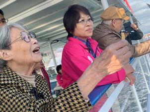 遊覧船_カモメ餌やり_32