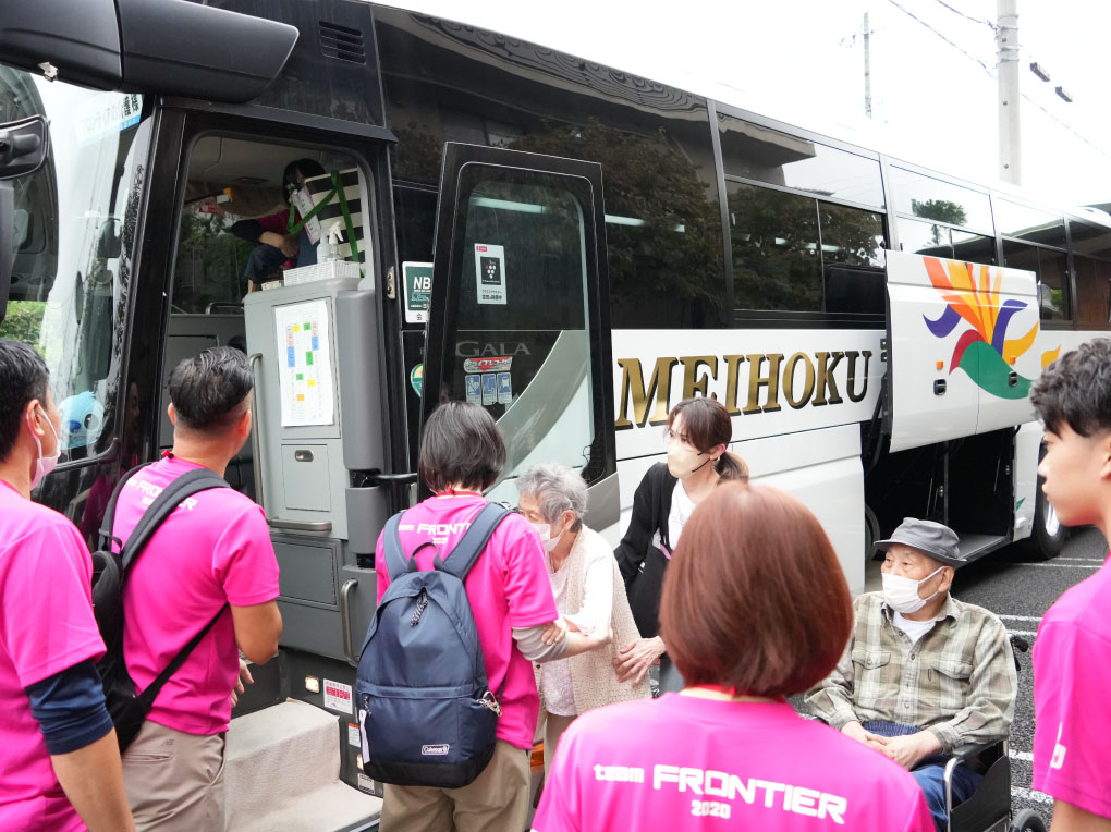 旅行出発。バスに乗り込む途中