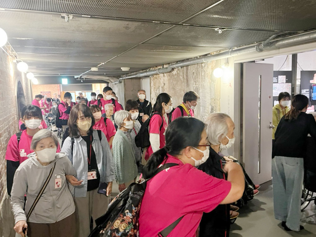 半田赤レンガ建物を見学中
