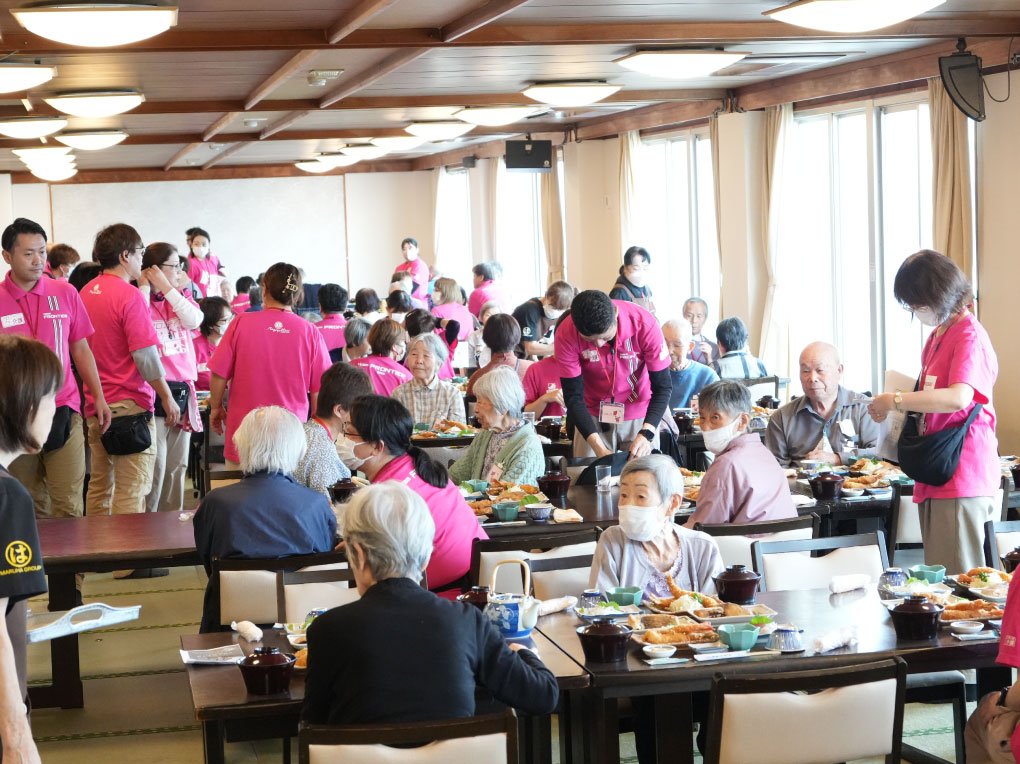 まるは食堂での昼食風景