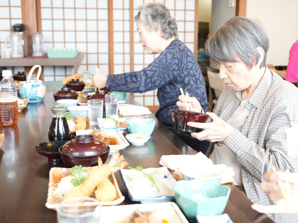 まるは食堂での昼食風景