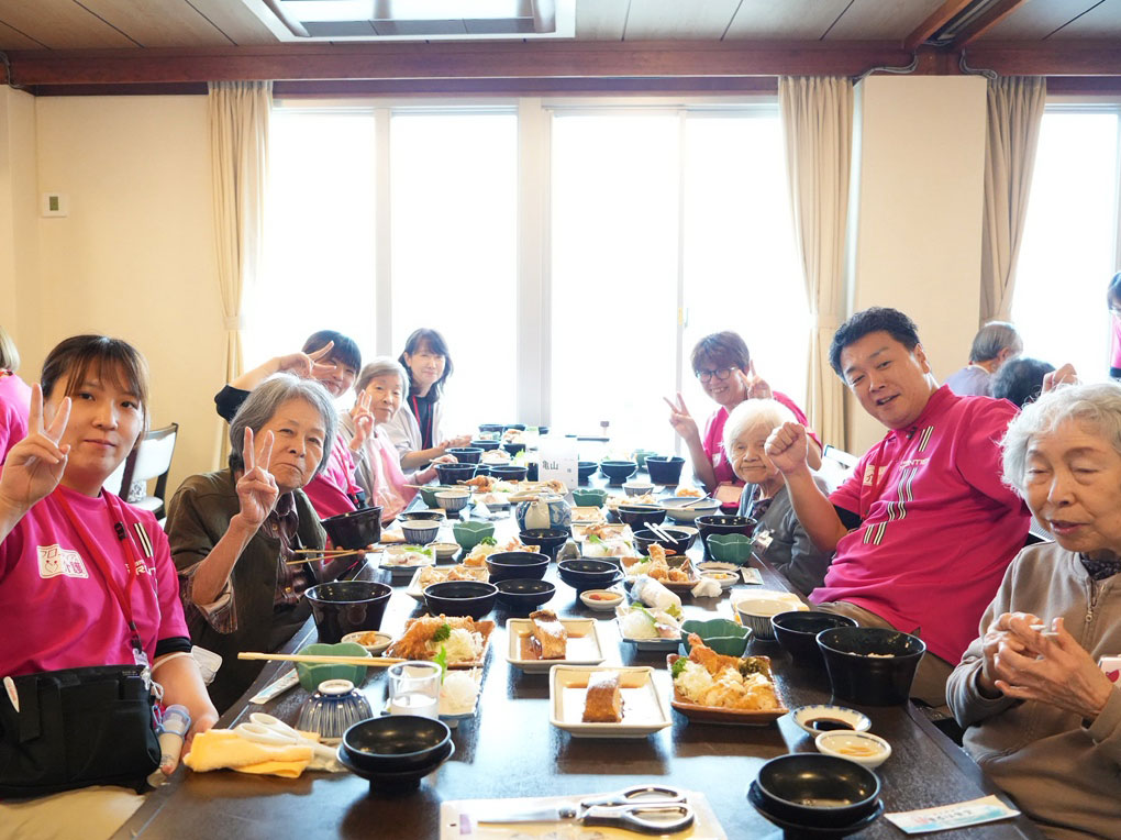 まるは食堂での昼食風景
