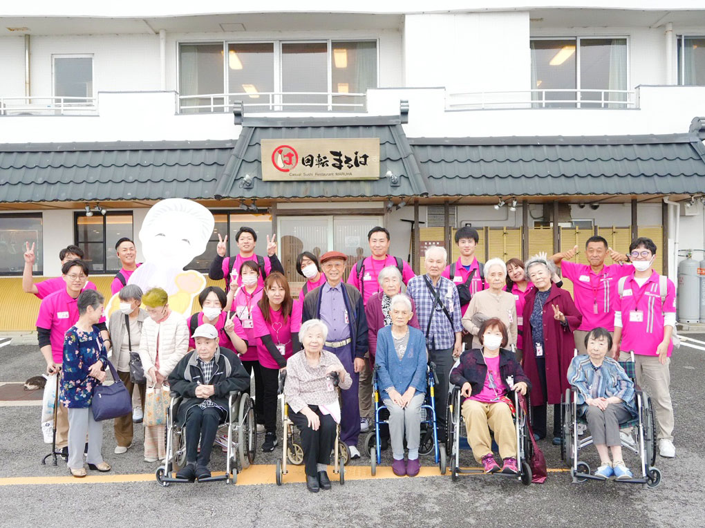 まるは食堂で集合写真