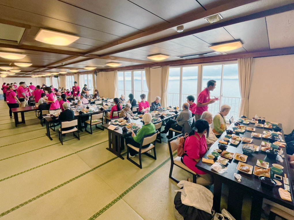 まるは食堂での昼食風景