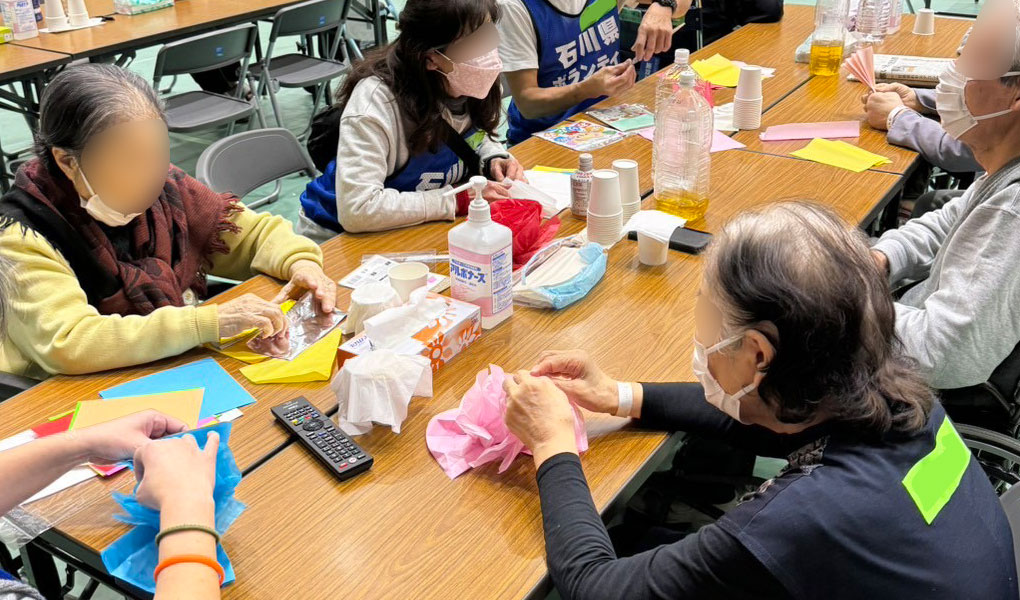 レクリエーション「お花づくり」