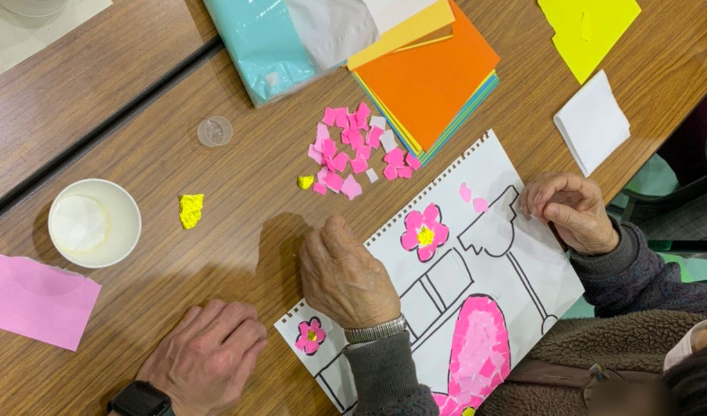 レクリエーション「切り絵」