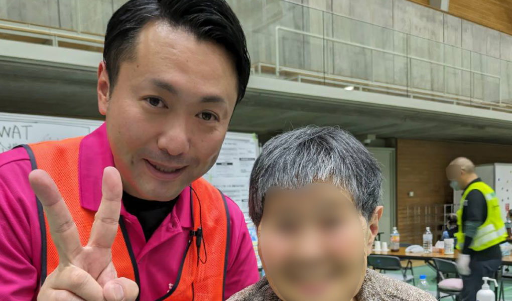 支援スタッフと笑顔の高齢者